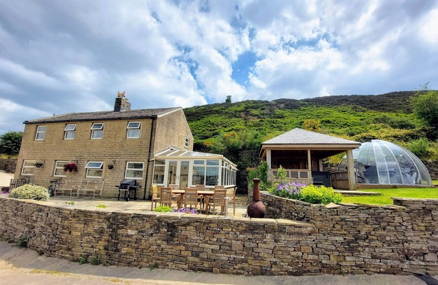 LONG ING FARM, pet friendly, with hot tub in Hade Edge, Yorkshire