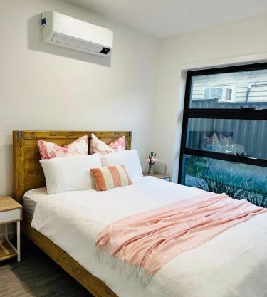 Long-Term Stays-2BR Townhouse on Bell Street, Preston, Central & Near Tram, pets welcome