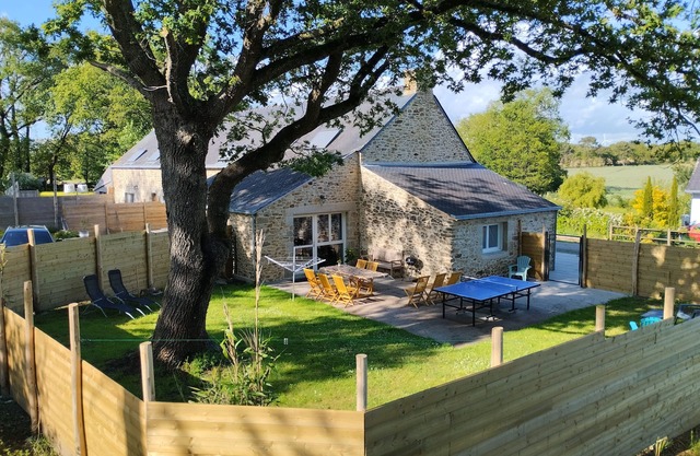 Longère PMR in dead-end enclosed garden. 15 minutes from the beaches and Golf du Morbihan
