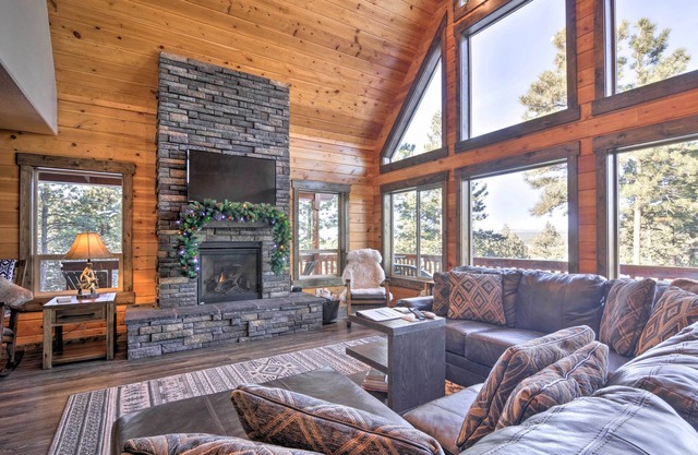 'Longview Lodge' w/Furnished Deck & Fire Pit!