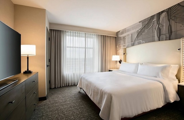 Look No More! Further! 3 Relaxing Units, Indoor Pool, Free Breakfast, Parking!