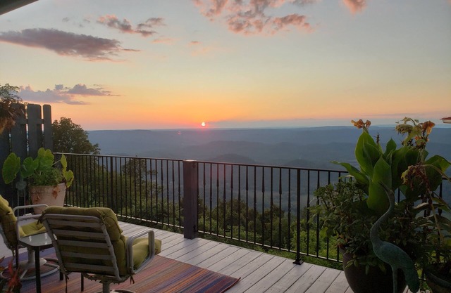 Lookout Mountain Brow Home. Large Sunset Deck, Covered Hot Tub, Screened Porch.