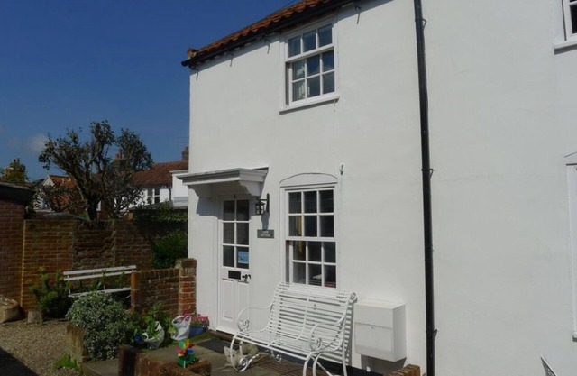 Loom Cottage, Central SouthWold, Pet Friendly & Parking (Sleeps 4, 2 Bedroom)