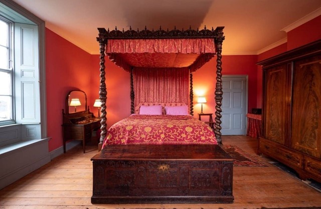Lord of the Manor Suite: Sleeps up-to 3