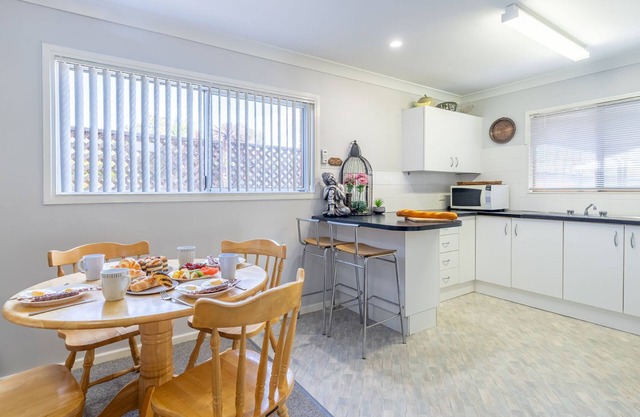 Lorikeet Retreat, 2/117 Tomaree Rd - Pet Friendly, Air Conditioned Holiday House