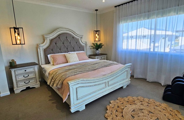 'Lotus' - Grand Home in Mango Hill - Sleeps 8