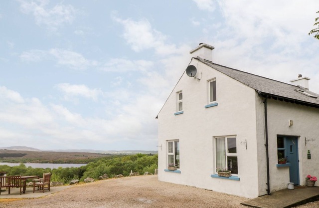 LOUGH VIEW COTTAGE, pet friendly in Carrigart, County Donegal