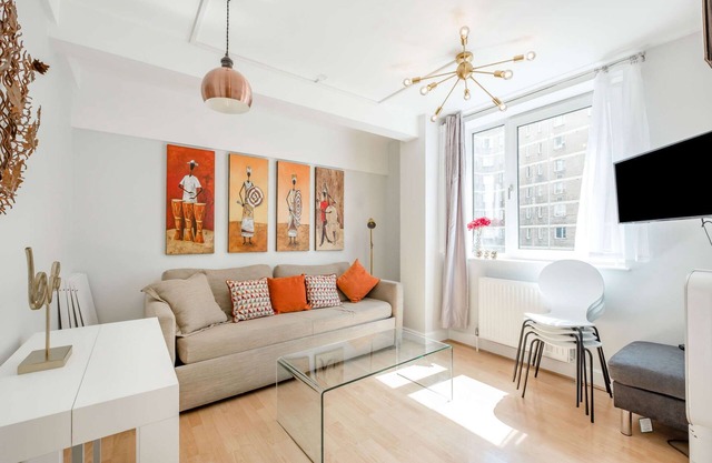 Love in Chelsea! 600 metres to South Ken Stn, 1 bed Apt, Aircon, Wifi TV, 2 WC.
