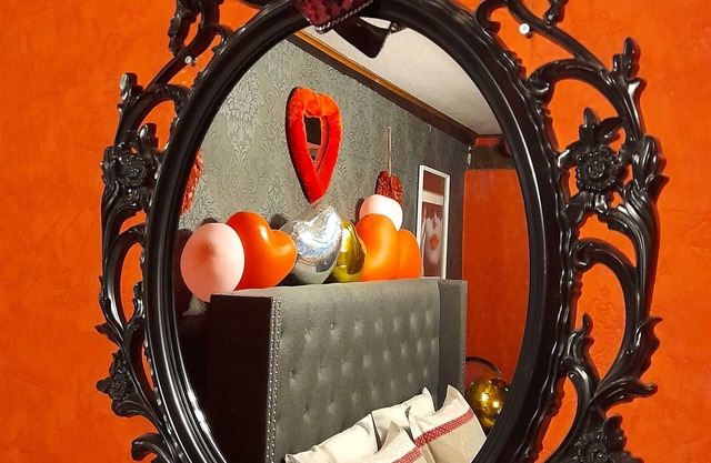 LOVE ROOM Red and black