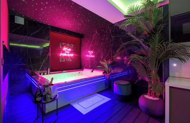 Love room Toulouse (luxury suite, private spa, massage seats.)