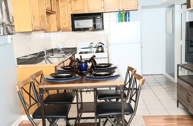 Lovely 1- Bedroom Apartment In Chicago Midway!