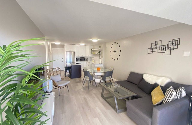 Lovely 1 bedroom condo near shops & dining!