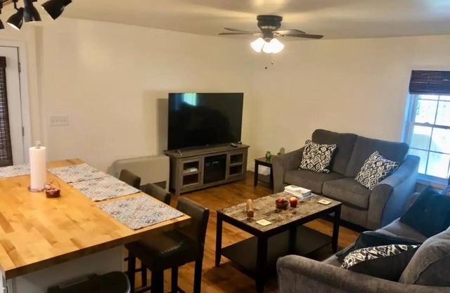 Lovely 1- bedroom rental unit with free parking