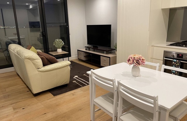 Lovely 1BD condo with free parking + city view
