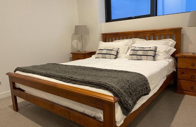 Lovely 1BD condo with free parking city view