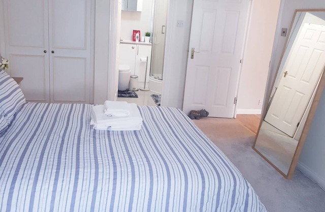 Lovely 2 bed 2 bath apartment in the heart of wimbledon