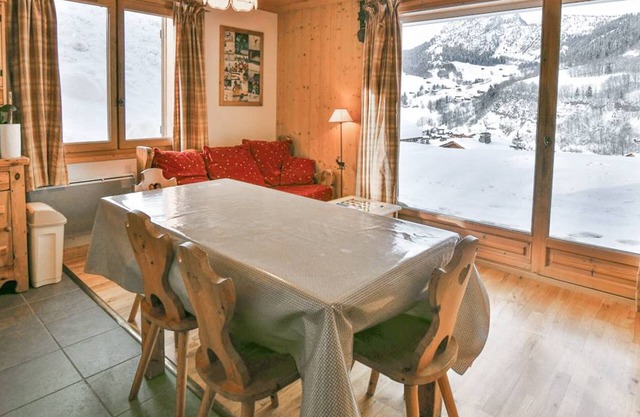 Lovely 2-bedroom apartment, sunny terrace, close to slopes in Chinaillon