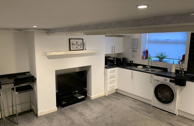 Lovely 2-bedroom basement apartment
