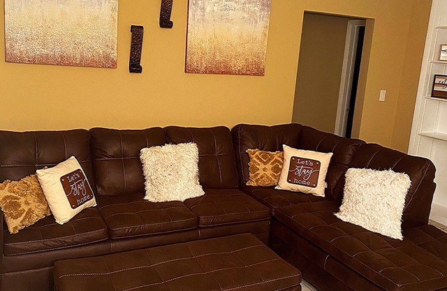 Lovely 2 Bedroom Condo With *Free Parking and WiFi*