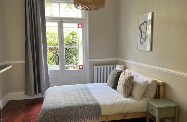 Lovely 2 bedroom flat with garden and parking