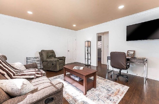 Lovely 2-bedroom lower unit 2, dual televisions, WiFi, gated building & parking