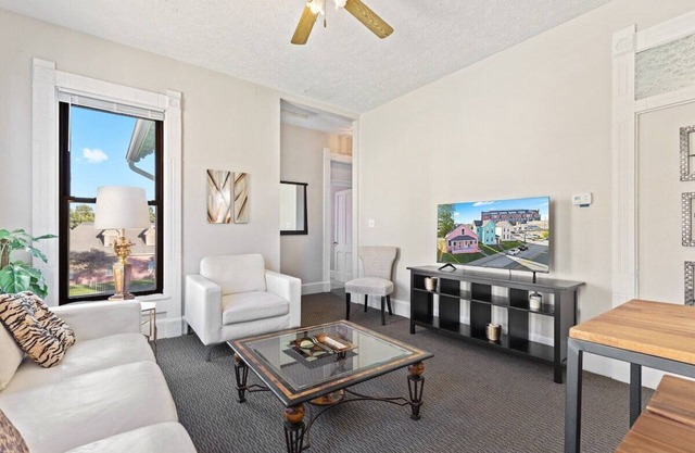 Lovely 2 bedroom Town Home - Close To It All!