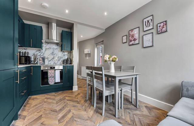 Lovely 2 BR with Grill