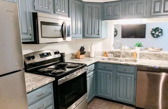 Lovely 2BR/2BA Condo with indoor/outdoor living