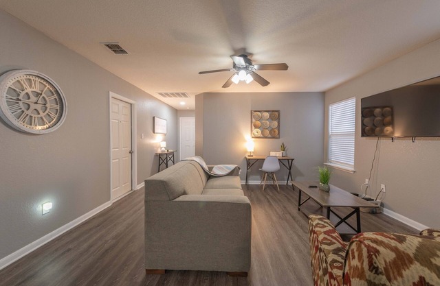 Lovely 2BR/2BA gem close to Lackland AFB & Sea World