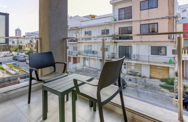 lovely 2BR Apt w/pool access & balcony in Swieqi