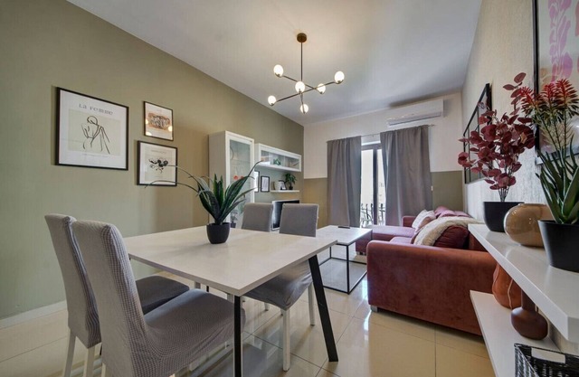 Lovely 2BR Apt with outdoor space, St'Julians