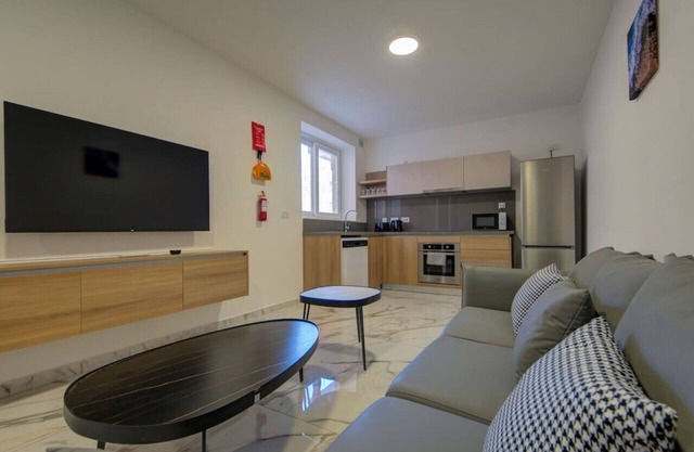 Lovely 2BR home with WIFI & AC in St Pauls Bay