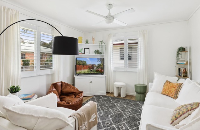 Lovely 3-Bed Family Home with Spacious Backyard