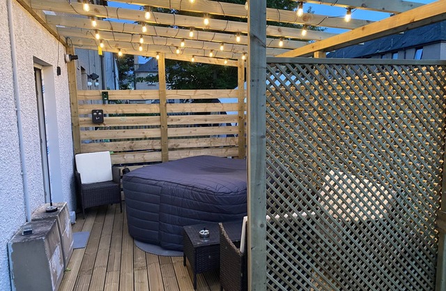 Lovely 3 bed, garden Jacuzzi, driveway, free Wifi, close Airport and centre