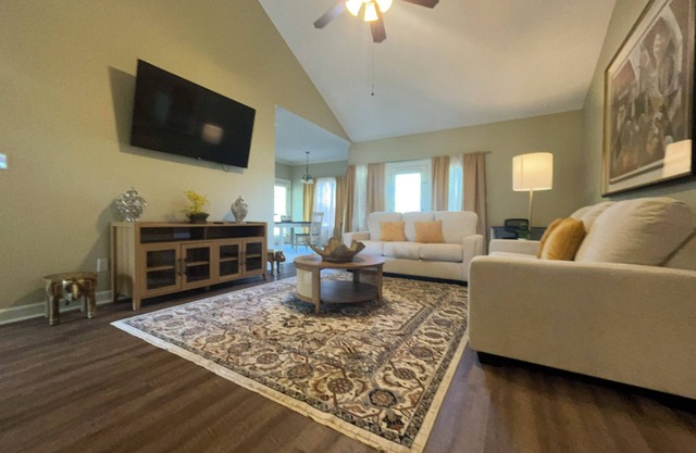 Lovely 3 bedroom, 2 Bath Home in Lake Park near I-75!