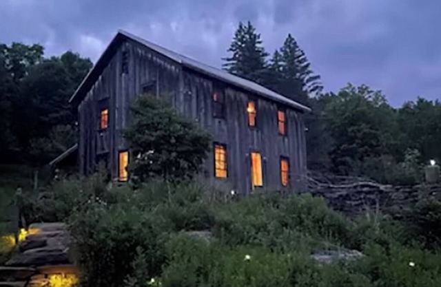Lovely 3-bedroom secluded farm house in Delancey with WiFi