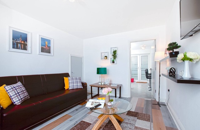 Lovely 3 bedroom serviced apartment with parking