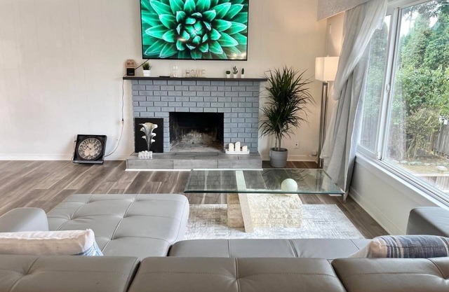 Lovely 3-bedroom upper rental unit