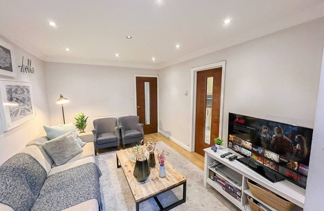 Lovely 4-BedRm Kilburn Flat w/Garden & Parking near Hampstead Heath, Abbey Road