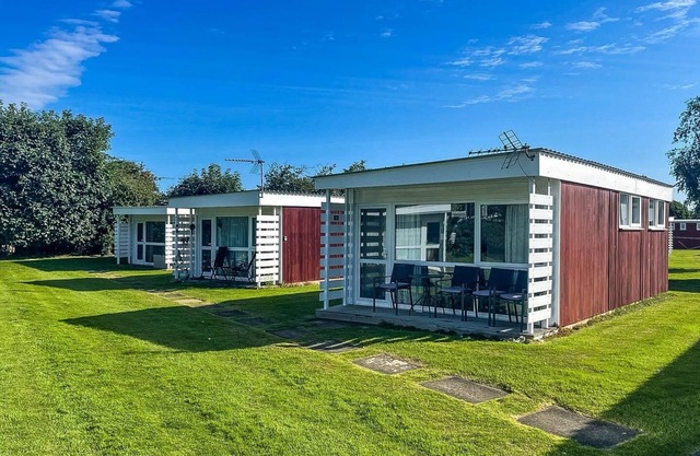 Lovely 4 berth chalet at Cedar Springs Park in Heacham, Norfolk ref 92031CS