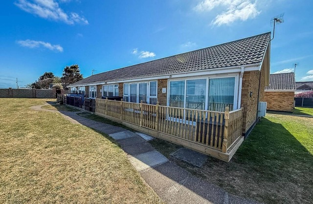 Lovely 5 berth bungalow at Waterside Village Park in Corton ref 14006W