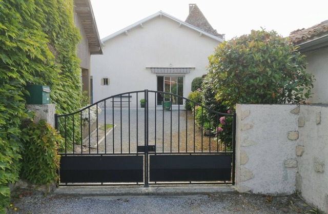 LOVELY 5-PERSON APARTMENT IN CHARACTER HOUSE IN THE COUNTRYSIDE 30MN FROM THE BEACH