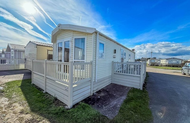 Lovely 6 berth caravan at Suffolk Sands Holiday Park ref 45010MV