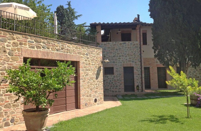 Lovely apartment in villa for 4 guests with pool, WIFI, A/C, TV and terrace