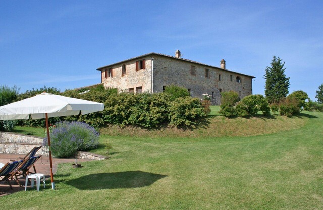 Lovely apartment for 6 guests with pool, WIFI, patio, panoramic view and parking, close to Siena