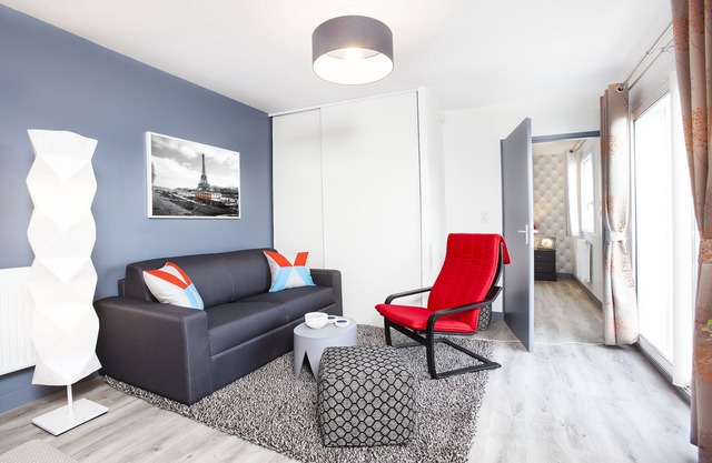 Lovely Apartment near Paris with AC and Parking