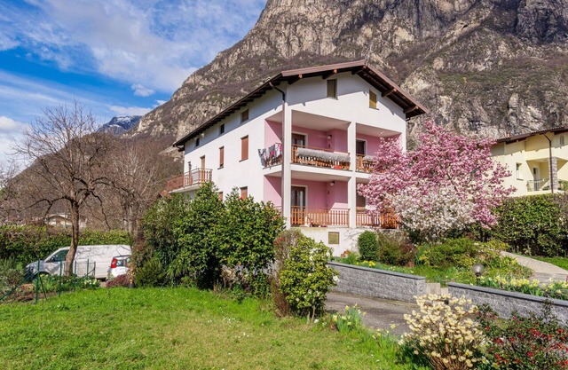 Lovely apartment for 6 guests with WIFI, TV, patio, pets allowed and parking