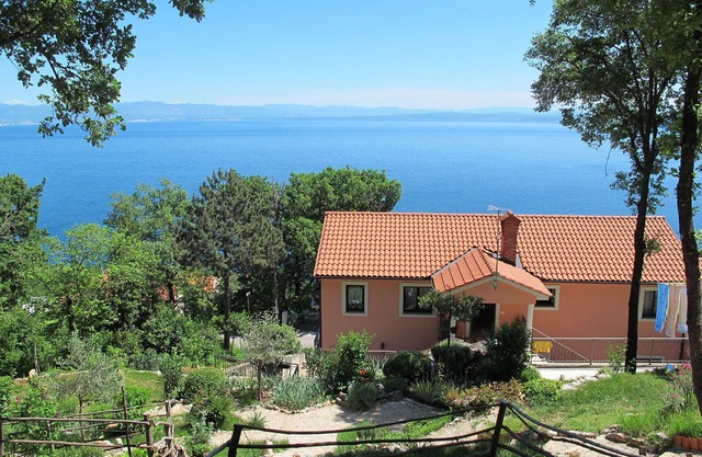 Lovely apartment for 4 people with WIFI, A/C, TV, patio and parking