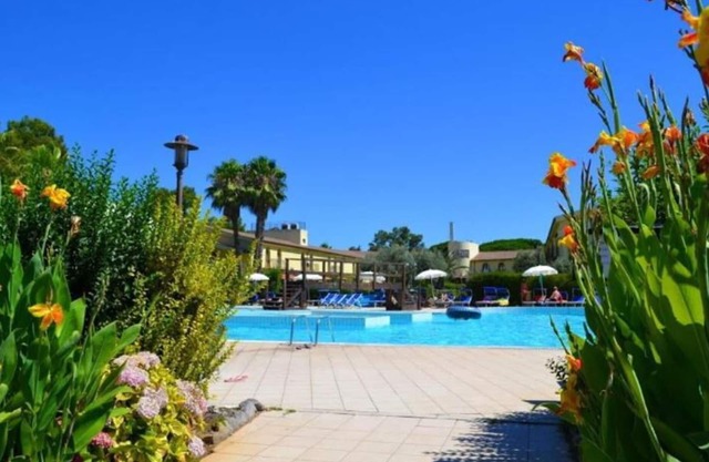 Lovely apartment for 4 guests with pool, WIFI, A/C, TV, pets allowed and parking