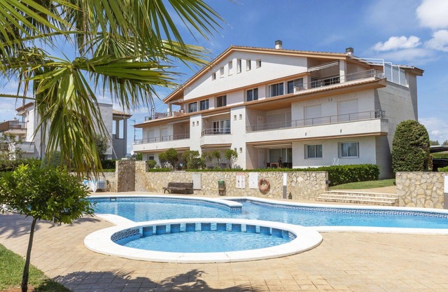 Lovely apartment for 4 guests with A/C, WIFI, pool, TV, patio and pets allowed
